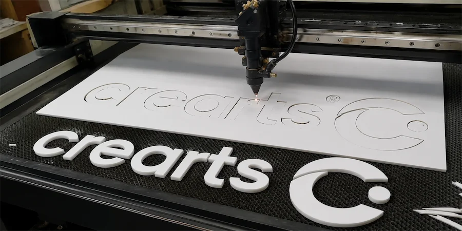 Logotips 3D corporis instal·lats en façanes i oficines per Crearts